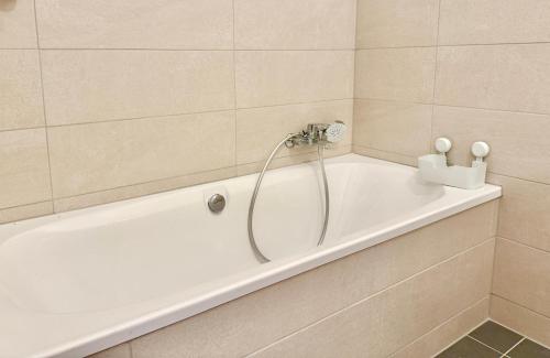 105 m2 Renovated Apartment Near Metro