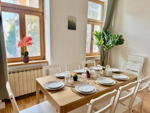 105 m2 Renovated Apartment Near Metro
