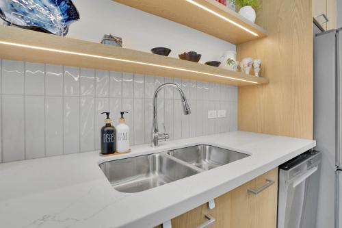 een gootsteen met twee flessen wijn erop bij 3 Bedroom with Heated Outdoor Pool and Hottub! in Canmore