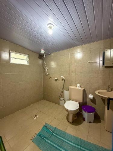 a bathroom with a toilet and a sink at Casa aconchegante e tranquila in Chapada dos Guimarães
