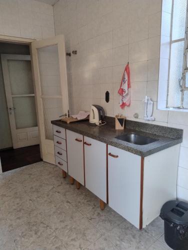 a kitchen with a sink and a counter top at Casa do Vans in São Gabriel