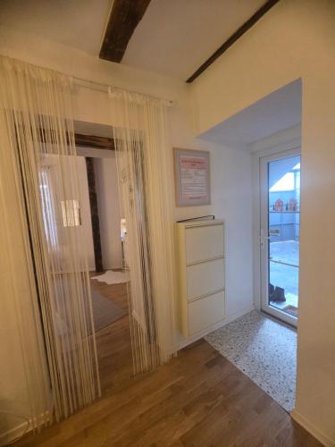 una stanza con una porta che conduce a una camera da letto di Apartman Mona a Sarajevo