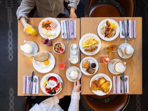 un tavolo con sopra piatti di cibo per la colazione di Fairmont Tremblant a Mont-Tremblant