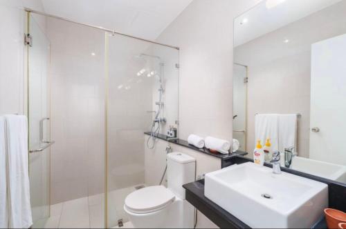 een badkamer met een toilet, een wastafel en een douche bij Ocean View Condos in Galle