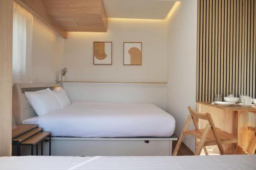 a bedroom with a bed and a desk with a chair at Petit Grande Nuage in Tokyo