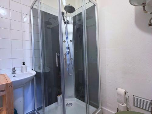 een glazen douche in een badkamer met een wastafel bij L'échappée belle pour 5 in Saint-Quentin