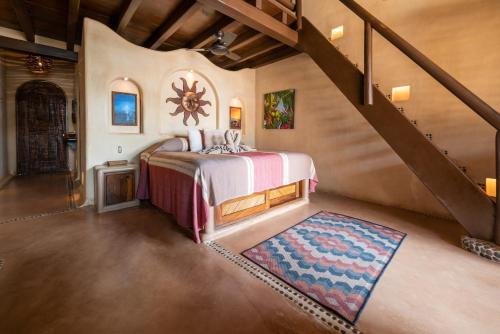 una camera da letto con un letto e una scala di Casa de la Costa a Troncones