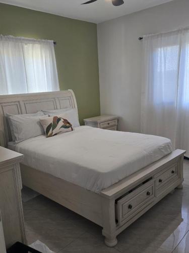 Llit o llits en una habitació de ColeBay Oasis