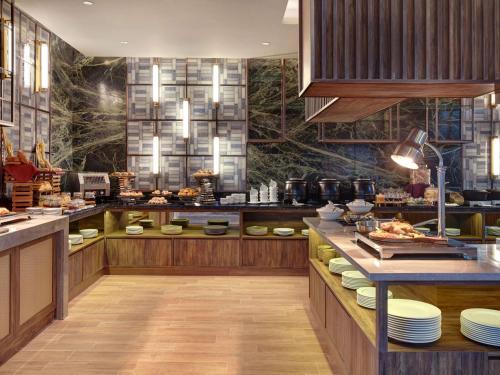 eine Restaurantküche mit einem Buffet in der Unterkunft Mercure Pangkalan Bun in Pangkalan Bun