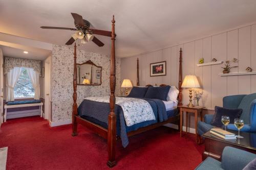 ein Schlafzimmer mit Bett und Deckenventilator in der Unterkunft Deerhill Inn in West Dover