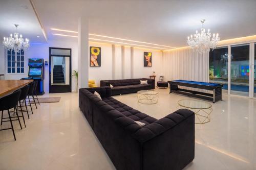 A seating area at Private Villa with Heated Pool and Jacuzzi