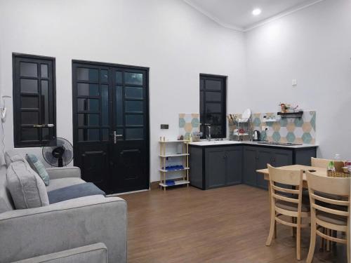 Nhà bếp/bếp nhỏ tại Home Nam Phương -Bảo Lộc