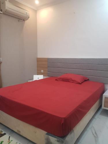 En eller flere senge i et værelse på Guest House Omah Ningrat Bogor