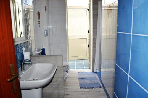レイタニにあるLe Mongolfiereのバスルーム(白い洗面台、トイレ付)