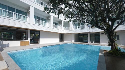 a swimming pool in front of a building at บ้านระเบียงทะเล หัวหิน in Hua Hin