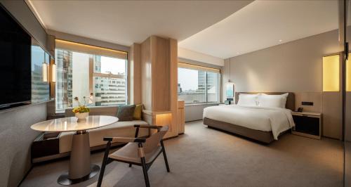 een hotelkamer met een bed en een tafel bij Zhejiang Narada Grand Hotel in Hangzhou