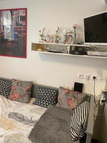 Tiny house with terrace near Pantheon