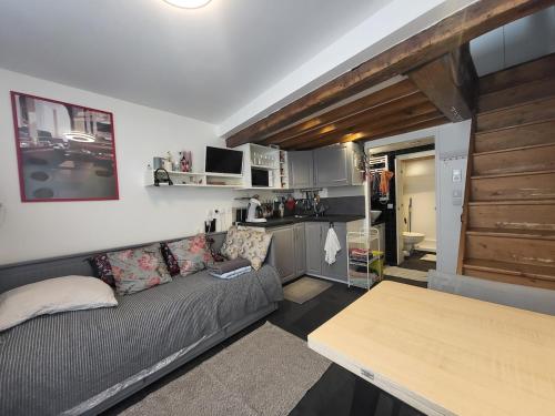 Tiny house with terrace near Pantheon