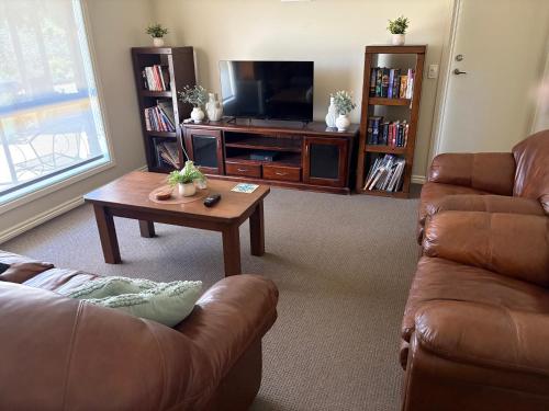 Et opholdsområde på Unique Zone half house with games room & outdoor jacuzzi in Maiden Gully, Bendigo