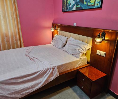 Rúm í herbergi á Le Chic Tropical 201