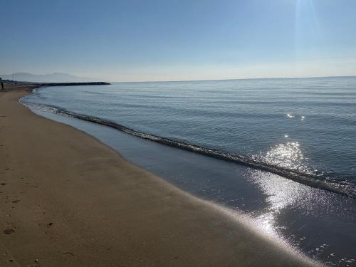 a view of the beach with the tide coming in at Villa Giuseppe Seaside in Lido Di Fondi