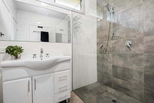 un bagno con lavandino e doccia di Entire Beachfront Vacation House a McCrae