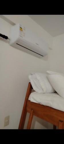 Complejo Cambyreta في انكارناسيون: سرير ذو ملاءات بيضاء ورف على الحائط