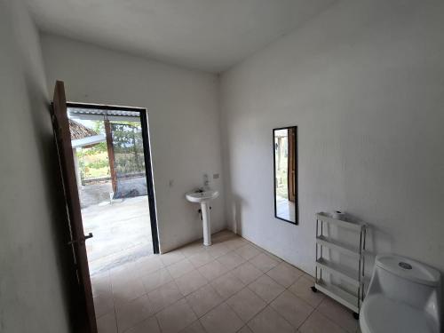 een badkamer met een wastafel en een toilet en een raam bij Casa Fiorella 