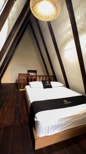 two beds in a room with a ceiling with a chandelier at Patria Villa Turi in Soprayan