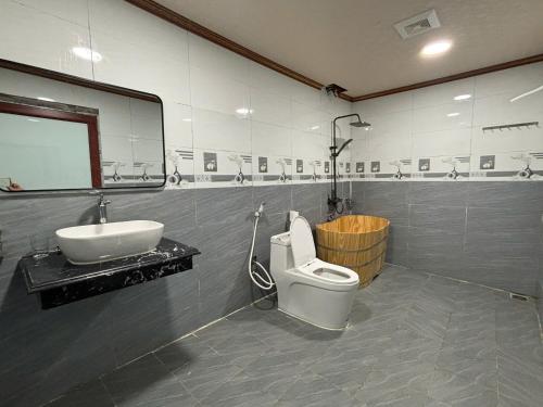 Et badeværelse på Pá Hideaway - Thác Bản Giốc- Cao Bằng