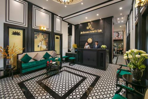 河内Ja Cosmo Hotel and Spa的大堂,带绿沙发的酒店
