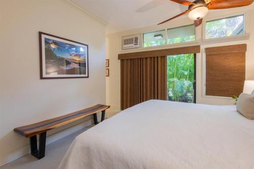 una camera da letto con un letto bianco e una finestra di 1712 Kapalua Home a Kahana
