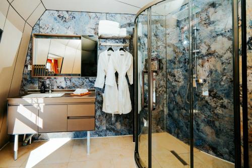 een badkamer met een douche en een wastafel bij Blue Spot Resort in Yoliin Hural