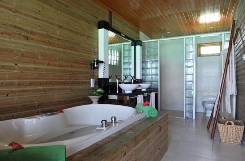 Bilik mandi di Komandoo Island Resort & Spa