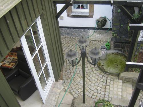 an overhead view of a street light next to a door at Apartment Schlafwandler in Steinigtwolmsdorf