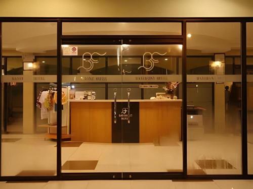 ein Schaufenster eines Ladens in einem Gebäude in der Unterkunft Bayfront Hotel Subic in Olongapo