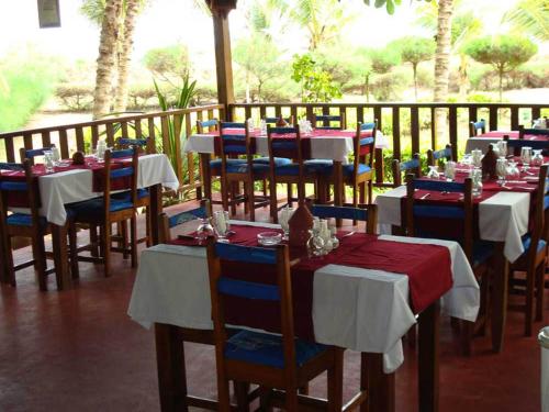 Reštaurácia alebo iné gastronomické zariadenie v ubytovaní Hotel Village Vacances Awale Plage