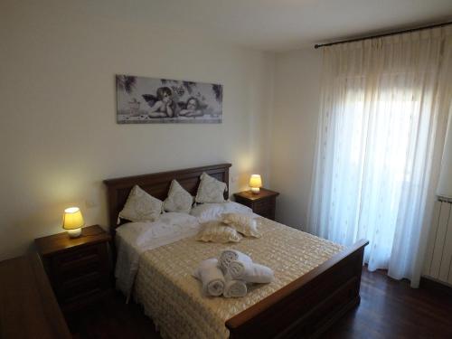 1 dormitorio con 1 cama con toallas en Casa Teresa, en Perugia