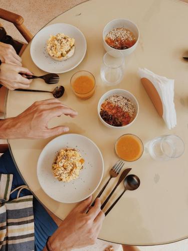 een tafel met daarop borden met eten bij Together Boutique Villa in Ahangama