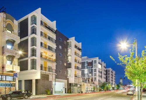 an apartment building on a city street at night at Luxe on Hollywood Blvd 2BR with FREE PARKING in Los Angeles