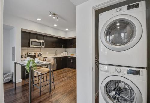 a kitchen and living room with a washer and dryer at Luxe on Hollywood Blvd 2BR with FREE PARKING in Los Angeles