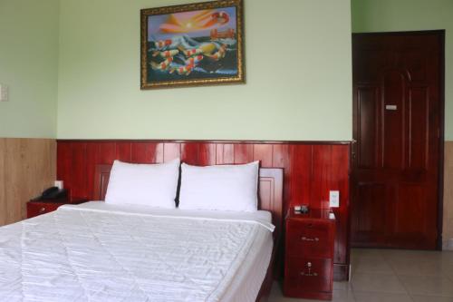 Postel nebo postele na pokoji v ubytování Kim Long Hotel