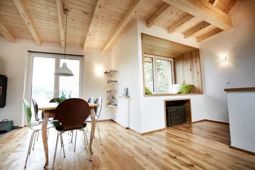 a kitchen and dining room with a table and a fireplace at Basalt-Loft in Kottenheim