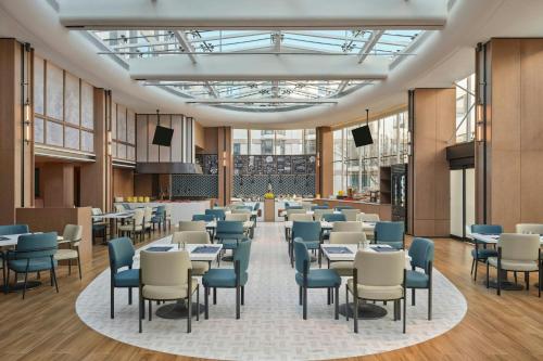 En restaurant eller et andet spisested på Fairfield by Marriott Beijing Capital Airport