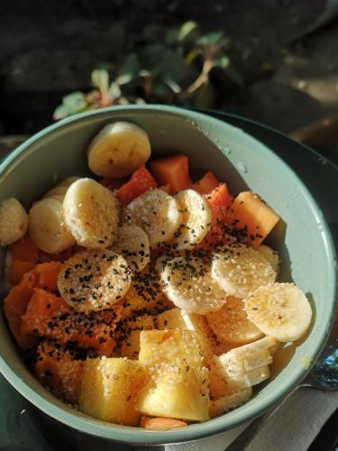 una ciotola di cibo con banane e altre verdure di Hanuman Heights a Unawatuna