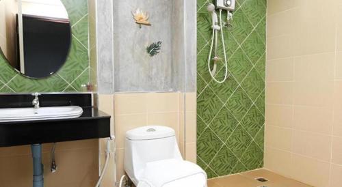 un bagno con un water, un lavandino e uno specchio di Soontree House Hotel a Udon Thani