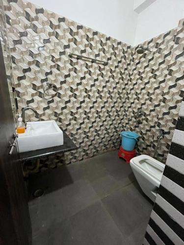 a bathroom with a sink and a toilet at Hotel P S Villa & Banquet in Agra