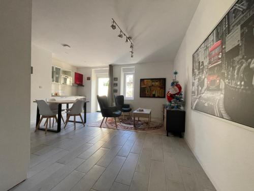 Villa Margot في Fumel: غرفة معيشة بها طاولة طعام وكراسي