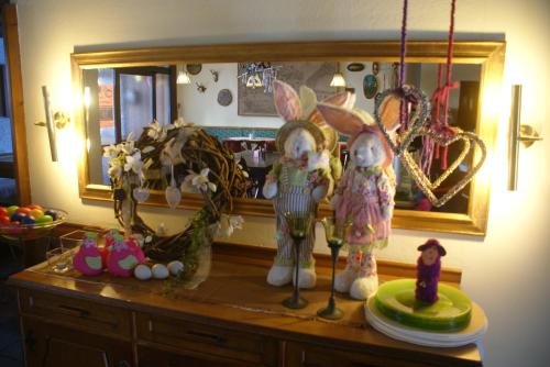 a counter with a mirror and some figurines on it at Familie Lampersberger in Sachsenburg