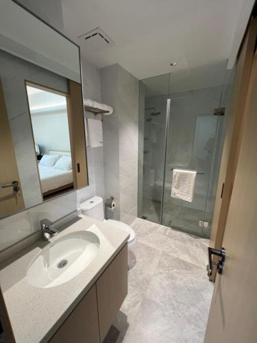 un bagno con lavandino, doccia e specchio di LeConde Luxury a Phnom Penh